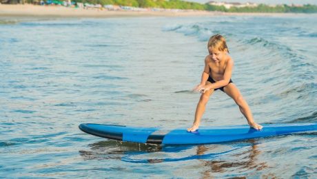 Qué actividades acuáticas son adecuadas para niños en la Costa del Sol